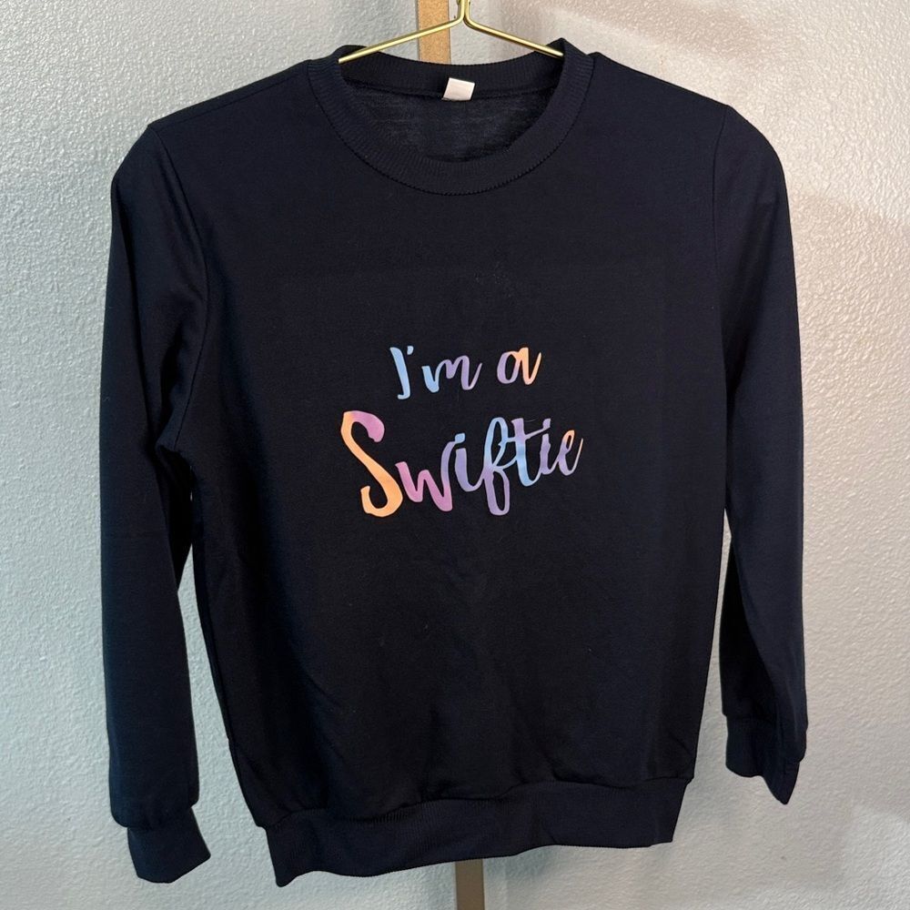 Girls navy Sweater ‘I’m a Swiftie’- Large